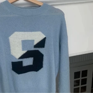 Stickat tröja - Såå snygg tröja i kashmir blandning ifrån sandro. Aldrig använd. Nypris ca 2100kr😙 Pris kan diskuteras, 700 vid snabb affär 