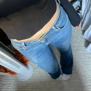 Säljer dessa skitsnygga o trendiga midrise bootcut jeansen.  Storlek s men skulle säga passar x-m då dem är stretchiga.  Sitter skitsnyggt där bak o är lite långa i längden för mig som är 160+ 