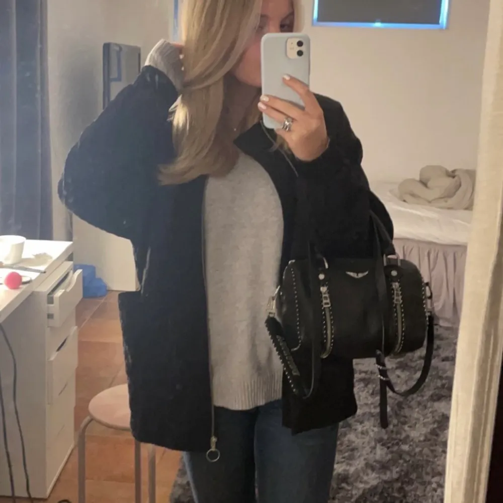 Superfin oversized bomberjacka från Carin Wester i storlek M, inte så tjock men passar perfekt nu till hösten!💕 200kr+ 69kr frakt, (spårbar frakt). Jackor.