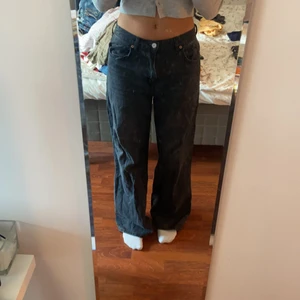 Wide jeans  - Sååå fina svart/grå wide jeans som är så fina lågmidjade 💘 från topshop