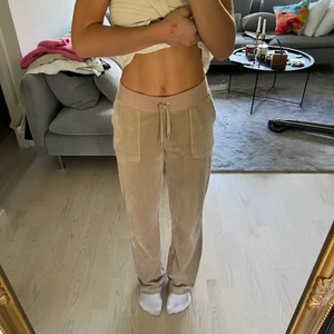 Juicy byxor  - jag säljer dessa byxor då de inte kommer till användning. Inga tecken på slitage och de ser ut som ny skick. Användt få gånger. Ganska stora till storleken. Frakt ingår ej i priset.