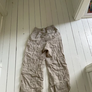 Linnebyxor  - Säljer mina linnebyxor från GinaTricot  Säljer mina linnebyxor från Gina då dom inte kommer till använing längre dom är nästan helt oanvända och i jättebra kvalite. Där är dock en lite fläck precis vid snörningen som inte syns. Storlek 34🤍 