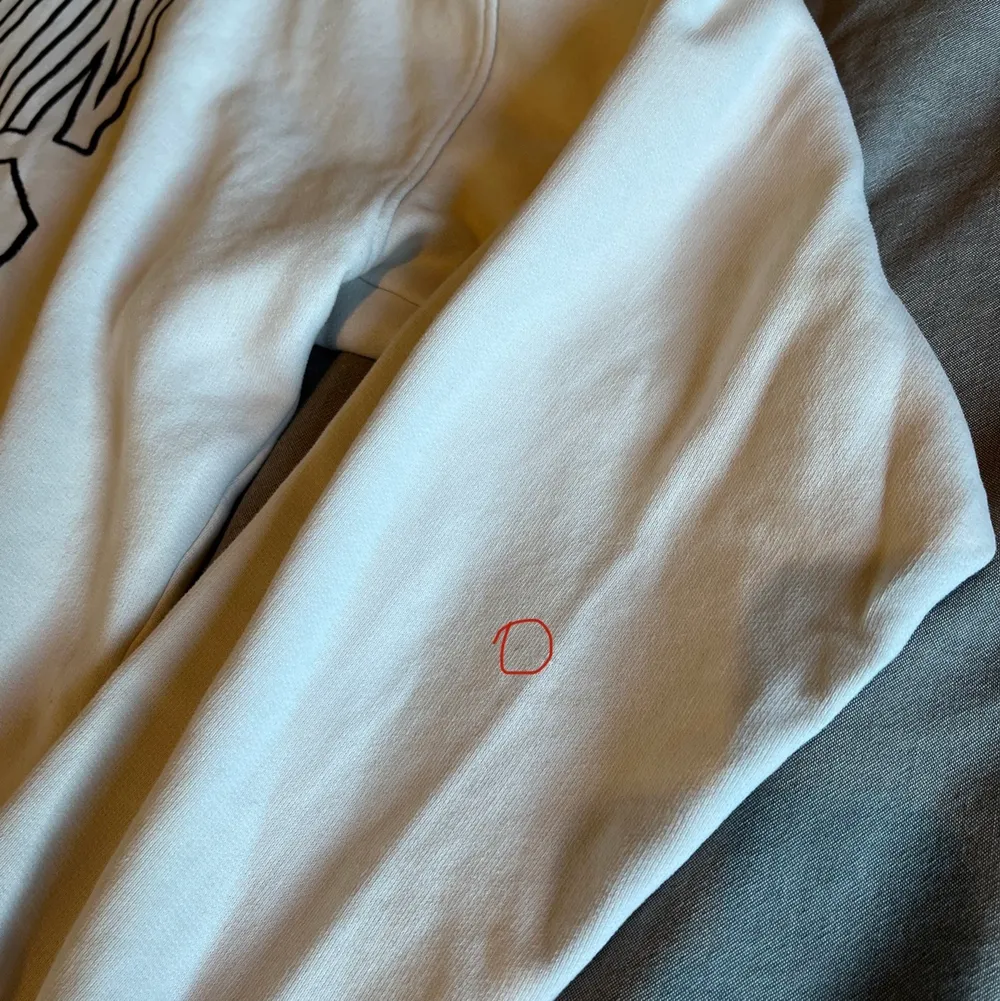 Oversized Calvin Klein hoodie i storlek M. Har två små fläckar som är svåra att se, ena är mycket svår att se. Inringat på två sista bilderna.. Hoodies.