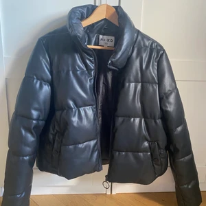 Puffjacka - Puffjacka i skinn från NAKD, köpt för två årsedan men sparsamt använd.  Nypris 599 kr