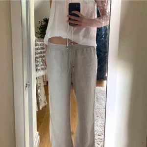 Esprit linnebyxor  - (Lånade bilder). Snygga och bekväma linnebyxor från esprit, köpta för ca 700kr. Märkta storlek 42 men passar mig som vanligtvis bär M. Lite slitna nertill, skriv privat för egna bilder. Frakt ingår ej💗