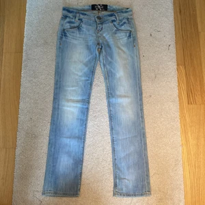 Jätte snygga lågmidjade Lee jeans❤️‍🔥 - Snygga lågmidjade Lee jeans. Köpt secondhand, men själv aldrig använt pga lite för små. I väldigt bra skick. W 25 L31.❤️‍🔥