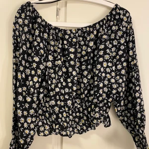 Somrig blus - Offshoulder o super fin, pösig o älskar. 