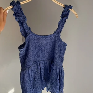 Mango topp - Säljer denna fina toppen från mango som jag inte får någon användning av, den är i väldigt bra skick och är använd fåtal gånger. Priset kan diskuteras💕💕