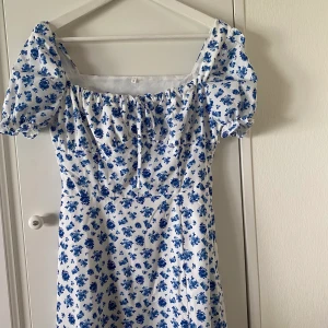 Blommig klänning  - Från shien. Aldrig använd 