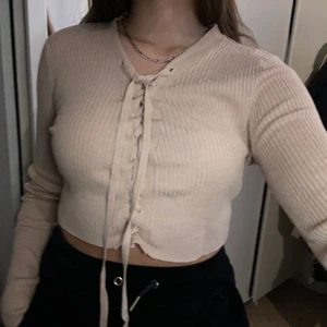 Tröja med knytning - En snygg beige tröja med knytning🤎 Storlek S.