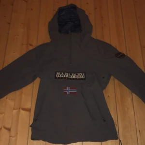 Napapijri rengn jacka - Använt den 3 gånger väldigt bra regn jacka 