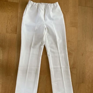 Vita lågmidjade kostymbyxor - Superfina lågmidjade kostymbyxor från design by si. Jag har bara använt dom 1 gång och dom är i fint skick. Säljer dom för att dom har blivit för små. Modellen är 170 och bär storlek S. Inte genomskinliga Köpta för 430kr