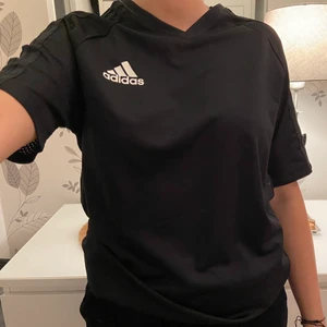Adidas träningströja  - En träningströja, Adidas🖤 Aldrig använd. Storlek XL men jag är en S och den passar.
