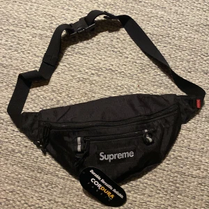 Supreme axelväska - Helt ny Supreme väska med tags på. Kan mötas upp i Göteborg. Annars står köpare för frakt