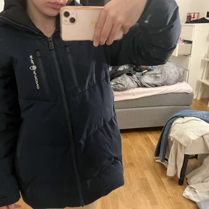Sail racing jacka - Fräsch sail racing jacka använd fåtal gånger, storlek xs men passar även s, inga skador, köpt förra året Hör av dig vid intresse och fler bilder🌸 Pris kan diskuteras 