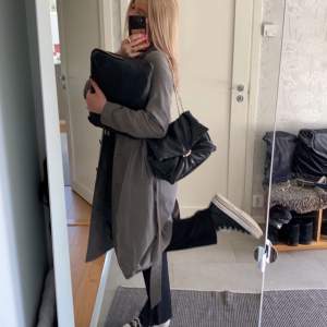 Grön trenchcoat från Monki, storlek S, använd fåtal gånger