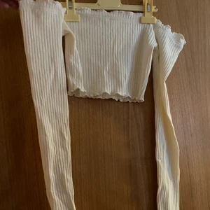 Offshoulder vit topp  - Helt oanvänd topp från Nelly. Off shoulder Stl S