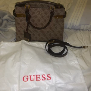 Helt ny Guess väska - Säljer min helt nya Guess väska med lappen kvar på.. Meddela för mera bilder.Pris går att diskuteras.  Medium size , Äkta såklart 😁