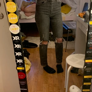 Svarta jeans  - Svarta mom jeans som e high waist använder dom inte så säljer dom