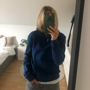 Blå hoodie från ASOS - Blå hoodie från ASOS! Superskönt material, knappt använd. Säljer då ja inte får någon användning för den💙 Rättvis färg på sista bilden! Frakten hamnar på 49kr och är inräknat i priset:)