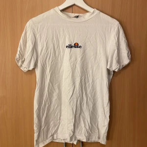 T-shirt - Vit ellesse t-shirt i stl 34, använd 1 gång