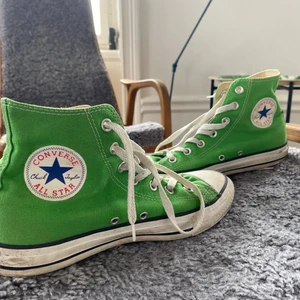Converse skor😻 - ⚠️ ⚠️TRYCK INTE PÅ KÖP NU!!!!⚠️⚠️ Converse skor! 350kr men pris kan diskuteras. Bra skick, skorna är i storlek 39 och säljer då dom är för små, kontakta om du har frågor! Budgivning kommer om flera är intresserade!❤️😻