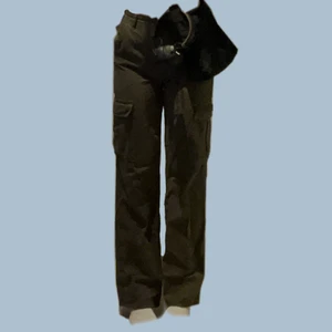 Cargobyxor stradivarius  - Säljer mina cargobyxor då dem är för små byxan i sig är väldigt liten i storleken då detta är 38 men dem passar bättre på 34/36🥲 väldigt skönt material och med många fickor ,fraktar alltid via postnord! Har ett par likadana e beige om någon är intresserad