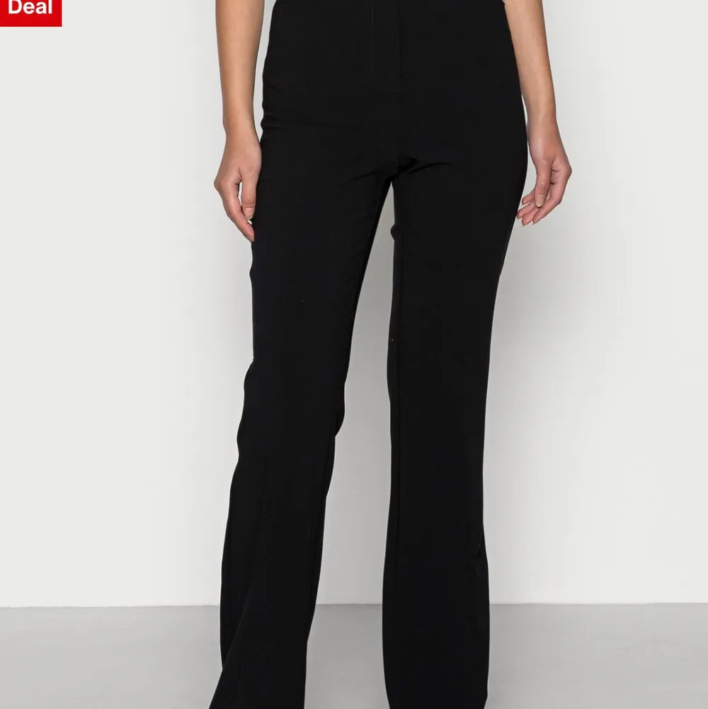 Svarta kostym byxor från Vera Moda i storlek Xs/32. Perfekt längd för mig som är 175 ungefär. Lånade bilder men skriv privat för egna. Jeans & Byxor.
