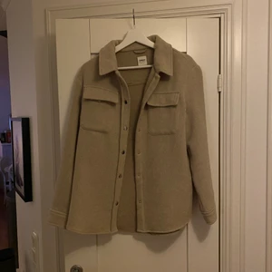 Beige kappa ifrån Only - Superfin beige kappa ifrån Only i strl S, har en glitter knapp men enbart knappen högst upp, knappt använd, säljer för 249kr + frakt