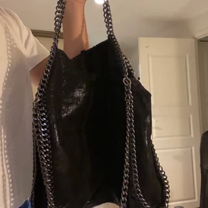stella mccartney liknande väska - stella mccartney likande väska, bra skick och rymmer en massa! perfekt till skolan ❣️❣️