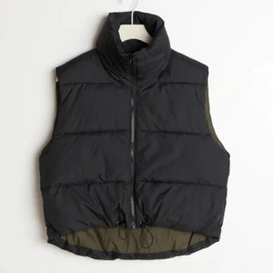 Simone puffer vest/Gina tricot  - Knappt andvänd, dock ena saken man drar åt vid midjan på är trasig men det funkar utan problem. Kom priv för fler bilder 