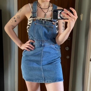 Jeansklänning - Supergullig klänning men jag får inte användning av den. Använd 1 gång. Möts i Stockholm eller skickar mot frakt <3