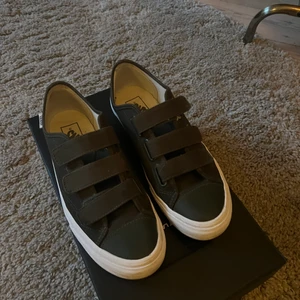 Sjukt snygga skor perfekt till hösten! - Så fina och bekväma skor från Vans perfekta till hösten. Går knappt att få tag i. Väldigt unika med kardborreband🤗🤗väldigt bra skick, endast använda några få gånger🥰
