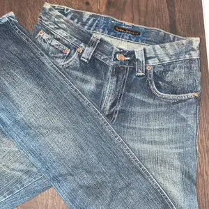 Storlek: 28/32 Super fina vintage jeans ifrån nudie jeans co Skick: väldigt bra har dock färgfläck på fickorna i insidan av jeansen.  Storlek: 28 X 32 Mid/ low waist 