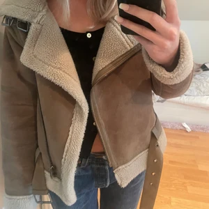 Mysig Höstjacka - Jättemysig höstjacka ifrån Zara i storlek s.  Fint skick och Inga tydliga tecken på användning.  Passar mig som är 170 och vanligtvis har storlek s. 