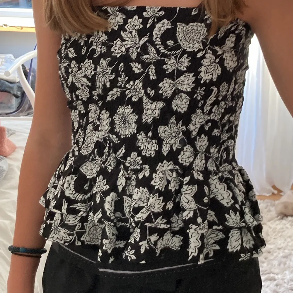 jättefina kjol som går att andvända som topp lika bra,  från bershka.🤩 köptes för 250kr så ge gärna förslag på pris och kontakta mig om du är intresserad💓💓. Kjolar.