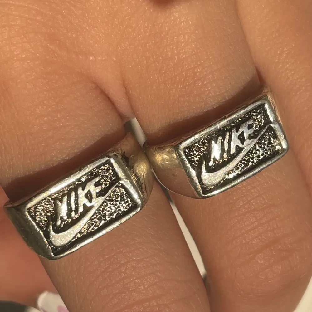 (En kvar) Säljer denna silverfärgade ring då jag inte använder de längre, storleken är 18mm❤️Hör av dig om eventuella frågor! Köparen står för frakten!. Accessoarer.