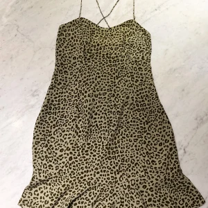 Grön leopardklänning från Zara - Grön leopardklänning från Zara. Använd en gång. 