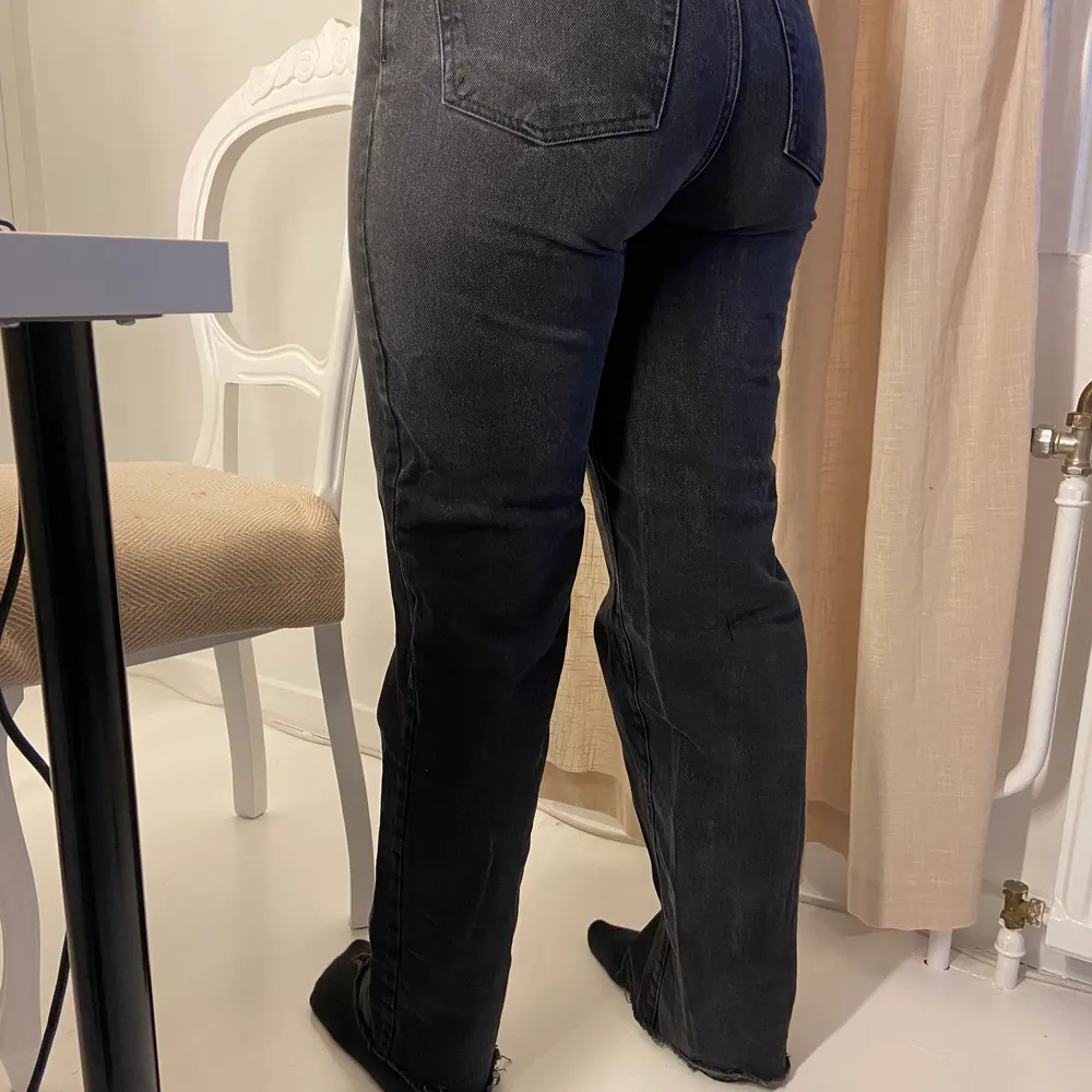 Säljer mina svarta jeans från bikbok i storlek 29💗 köpta för 599. Jeans & Byxor.