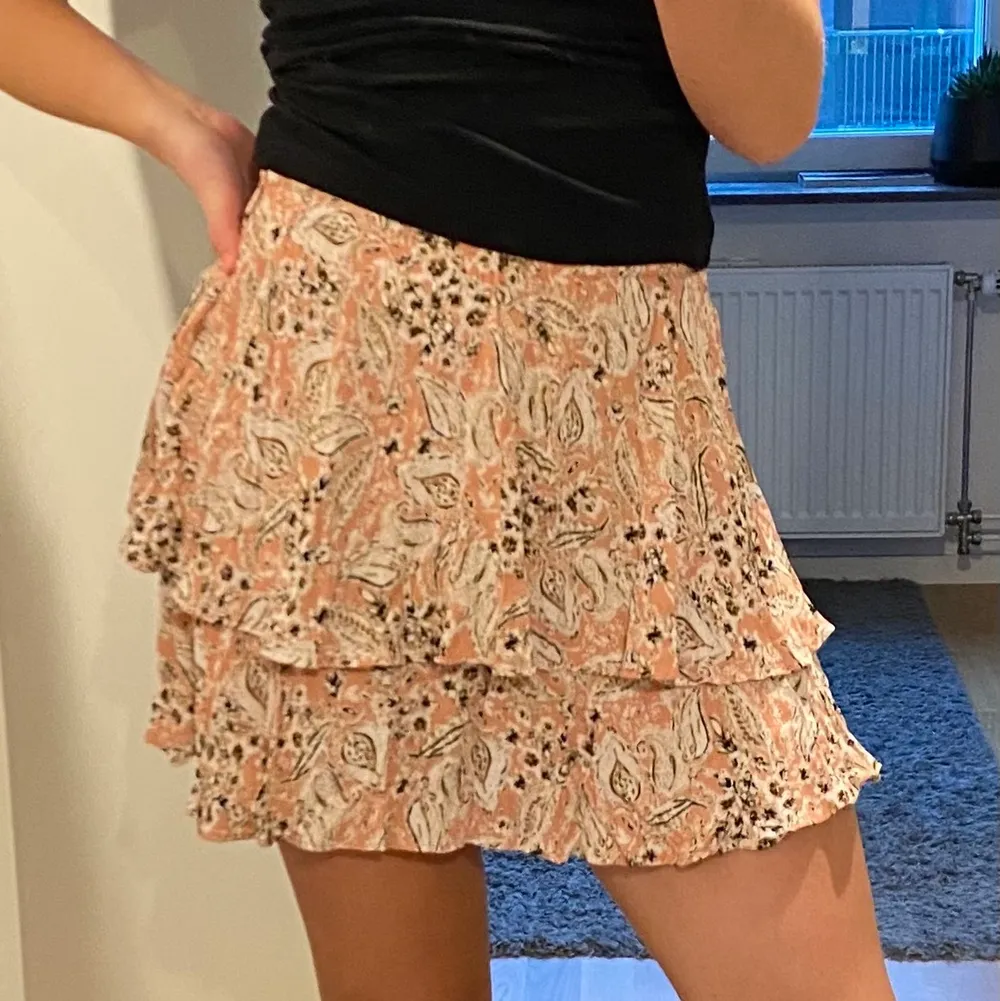 En supersöt volangkjol med inbyggda shorts (shortsen syns inte när man har på sig kjolen.)  Strl S men sitter bra på mig som har 36/38 i Strl.  I princip nyskick❣️. Kjolar.