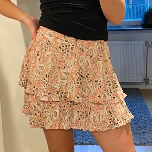 Mönstrad volangkjol - En supersöt volangkjol med inbyggda shorts (shortsen syns inte när man har på sig kjolen.)  Strl S men sitter bra på mig som har 36/38 i Strl.  I princip nyskick❣️