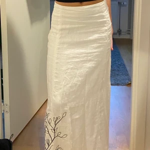 Maxikjol - Säljer min fina maxikjol i linne. Kjolen har en svart broderidetalj i formen av en blomma 🌺  Strl 38 men passar bra på mig som har mellan 36/38
