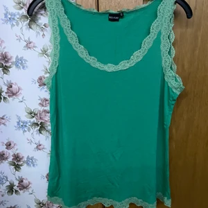 grönt linne med spets - har fått detta linne secondhand men har bara använt en gång, fint skick 