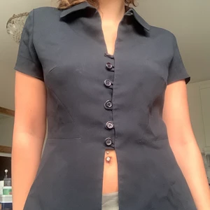 Svart T-shirt  - Svart kostymaktig kroppsformad T-shirt 