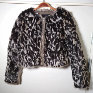 Pälsjacka  - Kort pälsjacka (fusk) med dragkedja🌿