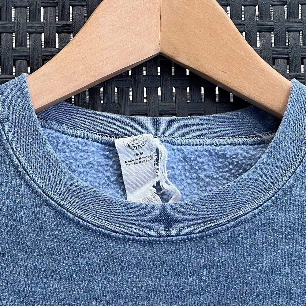 Snyggt sliten Urban Outfitters-sweatshirt i storlek M men den passar S också! Den är i en dovare ljusblå-färg! Lappen innanför nacken är lite trasig, det är det ända felet med tröjan! Jag säljer den för att bli av med lite kläder :). Hoodies.
