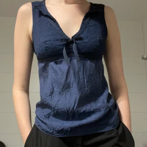 Marinblå topp - Så fin blå flowy topp<3