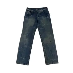 Dolce gabbana jeans med unik wash. Läder/metall design på bakfickan. Storlek 32 (tjejstorlek). Funkar på killar med mindre midjemått.