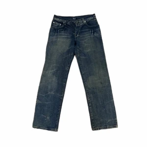 Dolce gabbana jeans - Dolce gabbana jeans med unik wash. Läder/metall design på bakfickan. Storlek 32 (tjejstorlek). Funkar på killar med mindre midjemått.