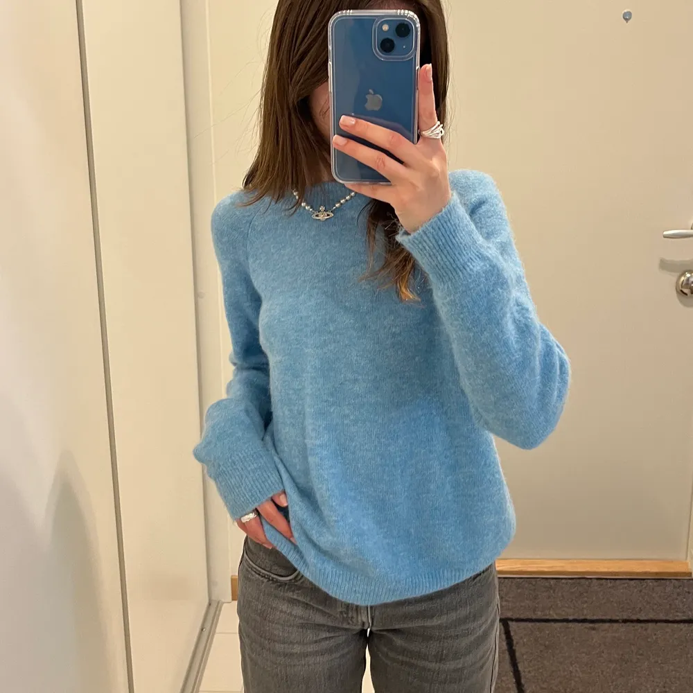 En ljusblå stickad tröja från Zara i alpackaullsblandning. Använd endast en gång och därför som i nyskick!❄️. Tröjor & Koftor.